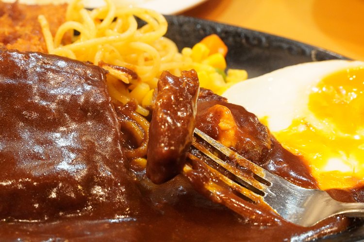 デミグラスソースとたまごの黄身の混ざったところのおいしさは格別。