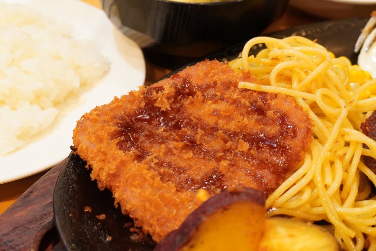 ソースをかけてめしあがれ！