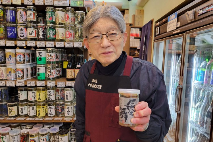 館長　東條辰夫さん。「酒造に作ってもらった熱燗用カップ酒『長生舞』がおすすめ！」。