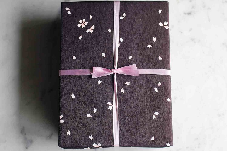 かりんとう『小桜』。遠目からも同店のものとすぐに分かる。