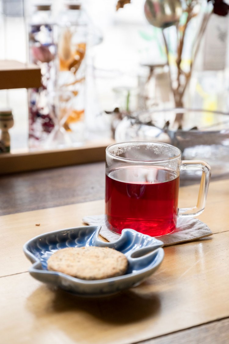 小畑さんがブレンドするハーブティー570円、一番人気のルイボスクッキー140円。