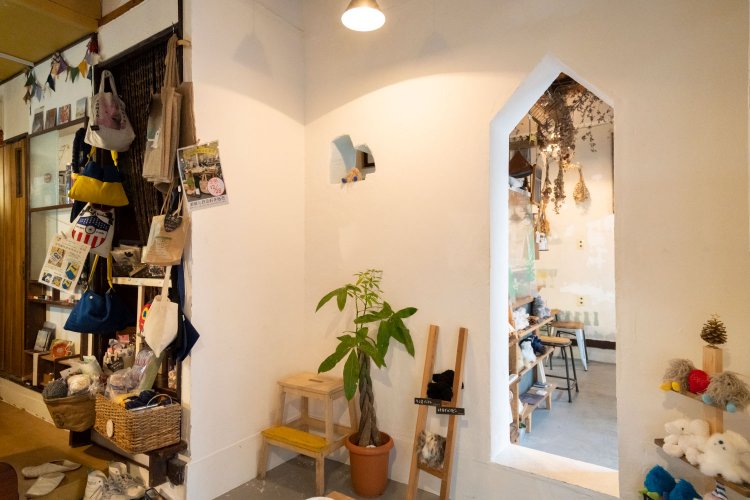 両店のぶ厚い壁はお隣『herb standサテライトキッチン』の小畑さん自ら穴を開け、行き来できるようにした。