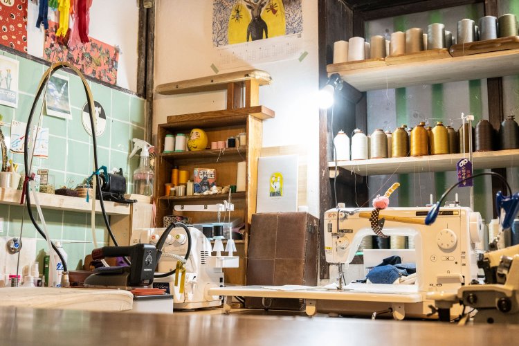 飛田さんの仕事スペース。アイロンとミシンが並ぶ。