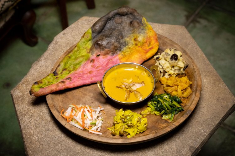 ビーツや抹茶、イカ墨、ターメリックで色付けした宇宙のパワーナンのセット1200円。