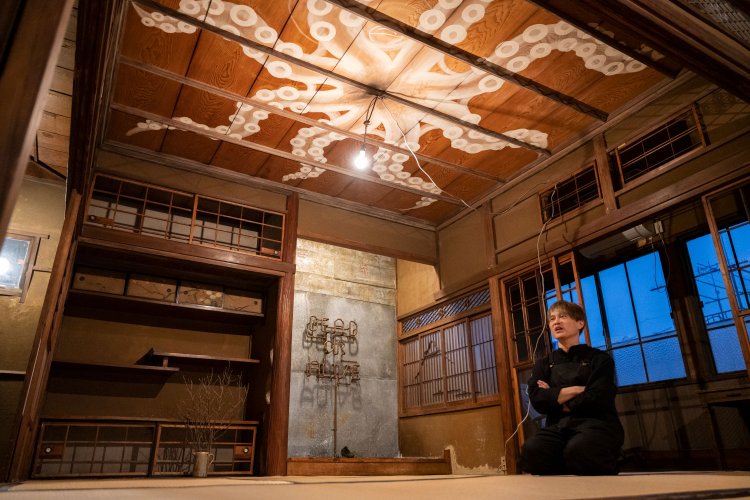 2階のタコの天井画と描いたヒロセさん。