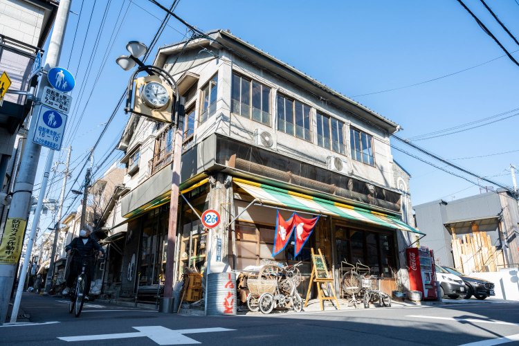 倉庫や母屋もあった大きな米屋の建物を活用。