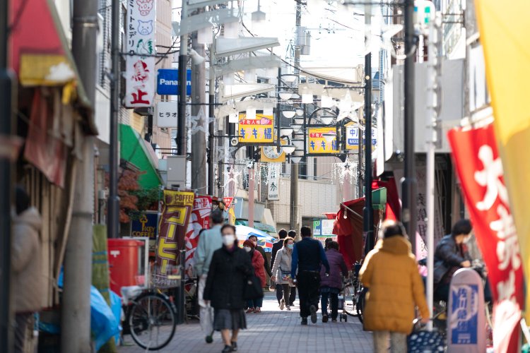 商店街は店が開き出す昼前から人出が多くなる。