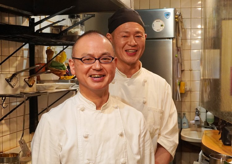 仲の良さが伺える。手前が兄の誠一さん、奥が弟の仁さん。