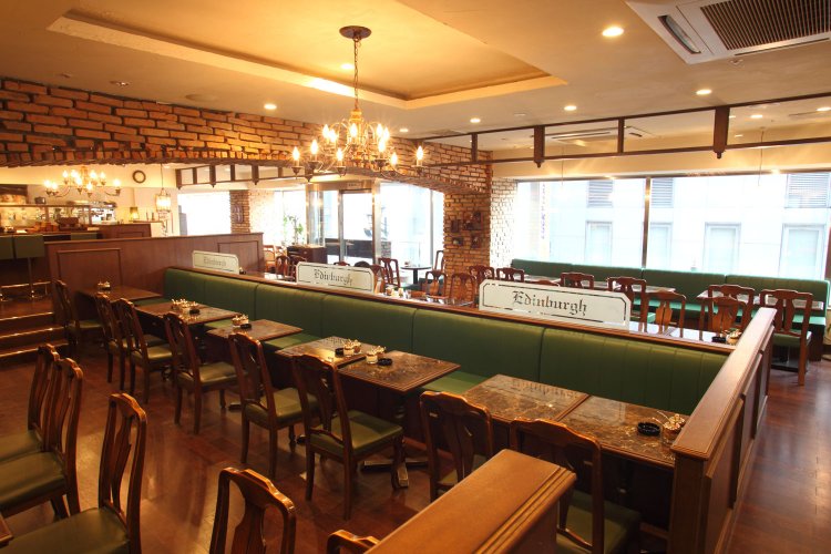 店内の木目の色は歌舞伎町時代のインテリアの色に合わせて。