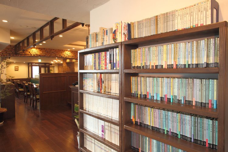 書棚の古本は購入も可能。