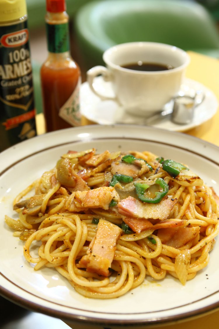 ナポリタン680円。プラス200円でコーヒーまたは紅茶がつく。