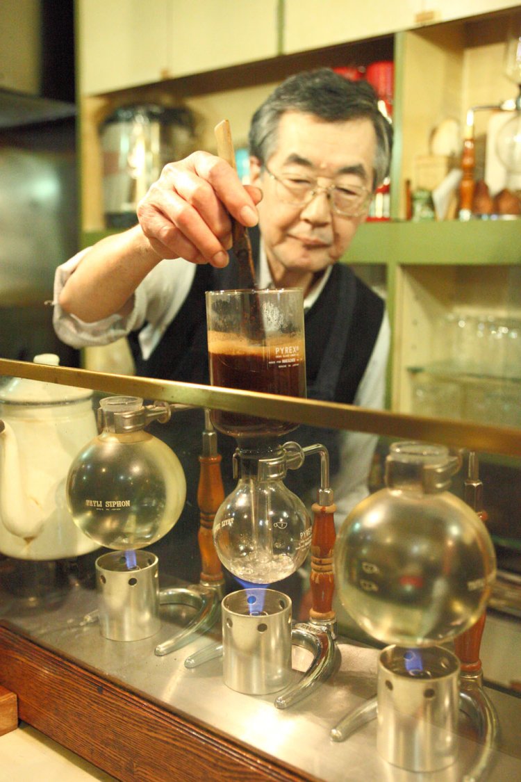 コーヒーはサイフォンでじっくり抽出。ブレンド480円、ストレート550円。