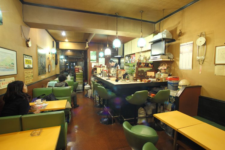 テーブルが4卓とカウンター席がある。