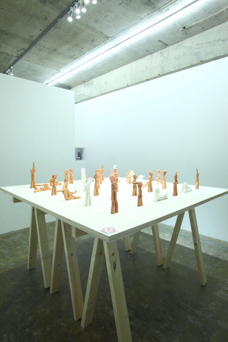 写真は2015年の企画展 冨井大裕の展示『粘土の為のコンポジション』。高松次郎、鷹野隆大ら所属作家の展示を月替わりで行う。