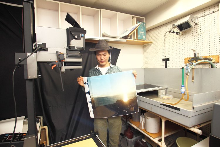 レンタル暗室で作業をしていた写真家の本田宗一郎さん。