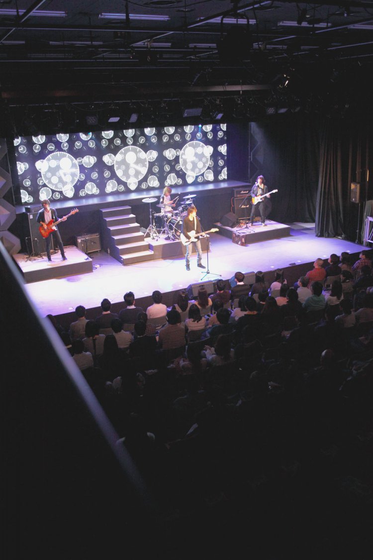 「ROCK OPERA PRECIOUS STONE」で演奏するバンド。