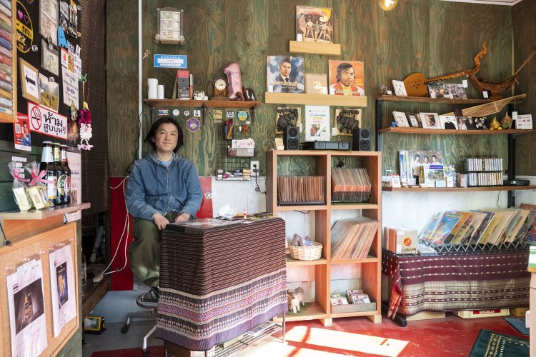 レコードやCD以外にも小物や民族楽器、ビールやウイスキーとタイゆかりのものは幅広く揃える。「ゆくゆくは、1年の半分タイ、半分日本の生活をするのが夢です」。