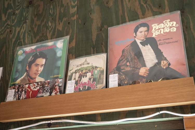 お気に入りのレコードは、お客さんにもぜひ聴いてほしいので店内の目立つところにディスプレイ。