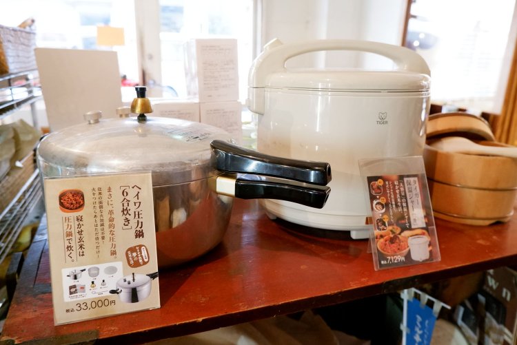 ショップでは、寝かせ玄米を自分で作ることができる道具も販売。