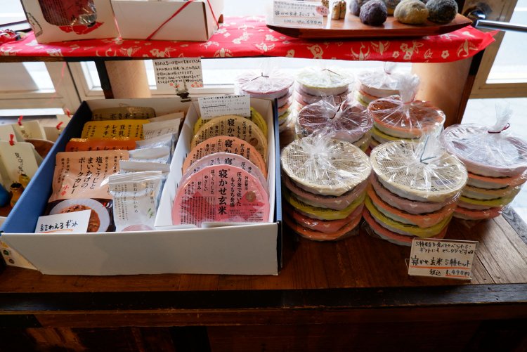 レトルトの寝かせ玄米はセット販売のほか、バラ売りも。