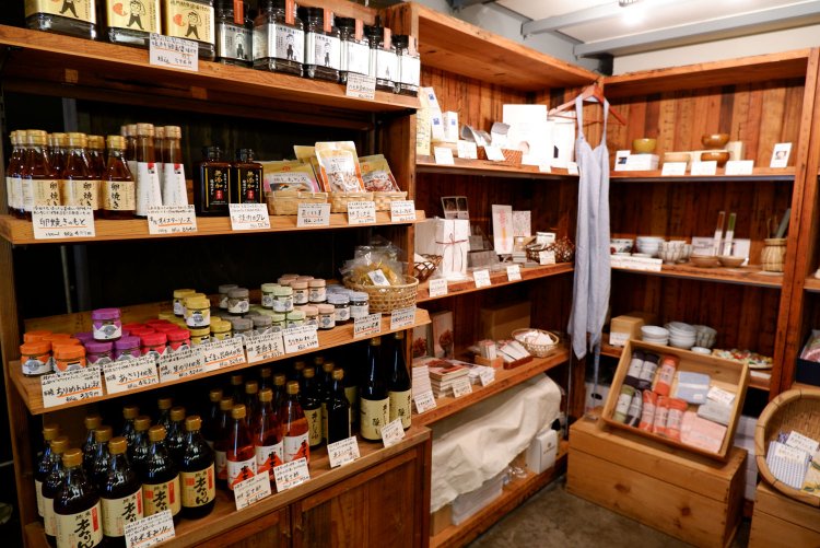 ショップには食品だけでなく、丁寧な手仕事から作られるキッチン雑貨も販売。