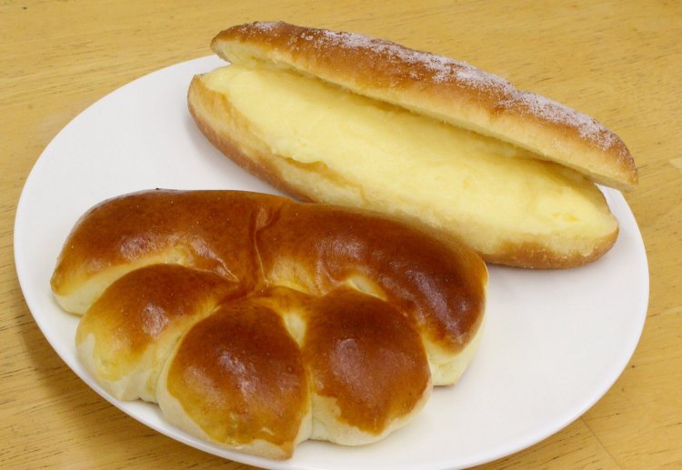 奥は揚げたパンにカスタードのクリームサンド190円。カスタード連食も余裕のおいしさ。