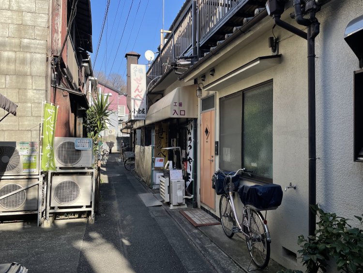 これはせんべいの工場直売をしている『小倉製菓』のある路地。こんな路地がたくさんある。