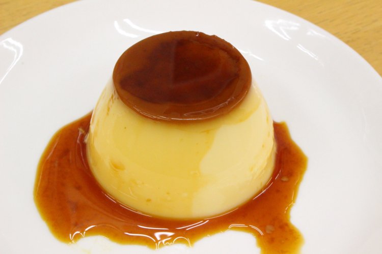 奥久慈卵を使ったアカマルプリン160円。旨み濃厚な人気商品。