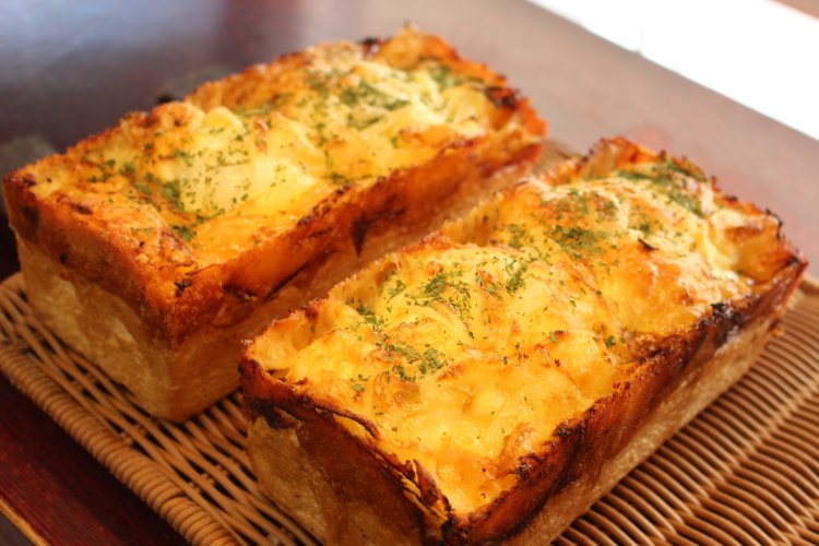 これまた人気のオニオンブレッド780円は、中にチーズとハム、上にチーズと玉ねぎがたっぷりの重量級。スライスしての販売もしている。