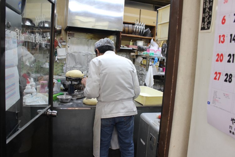 作業中の尋智さん。1人でパンを作っているため、1日中、厨房にいる。