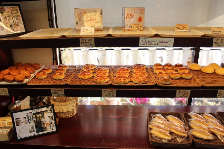 アンパンにクリームパン、昔ながらのパンがしっかりおいしい。