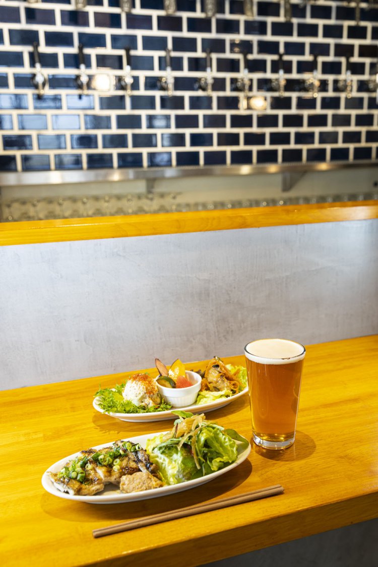 ひとり飲み限定のほろ酔いセット（ビール1杯付き）1400円。メインは6種から選べる炭火焼きプレート。この2皿で何杯でも飲めちゃう！