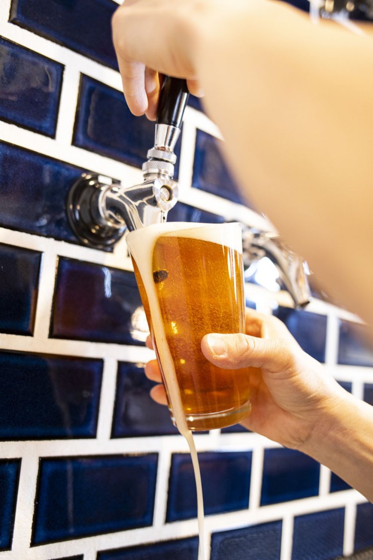 タップから注がれる琥珀色は、風月ペールエール550円。