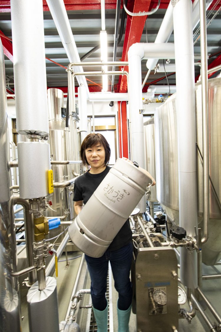 8本の500Lタンクが並ぶ醸造所で、常にビールの状態をチェックする金山さん。