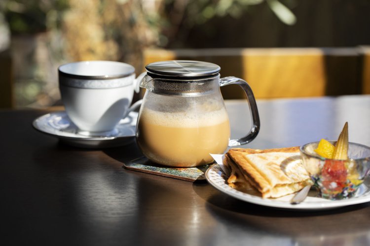 クローブなどのスパイスを加えたマサラチャイ750円、ホットサンド700円。