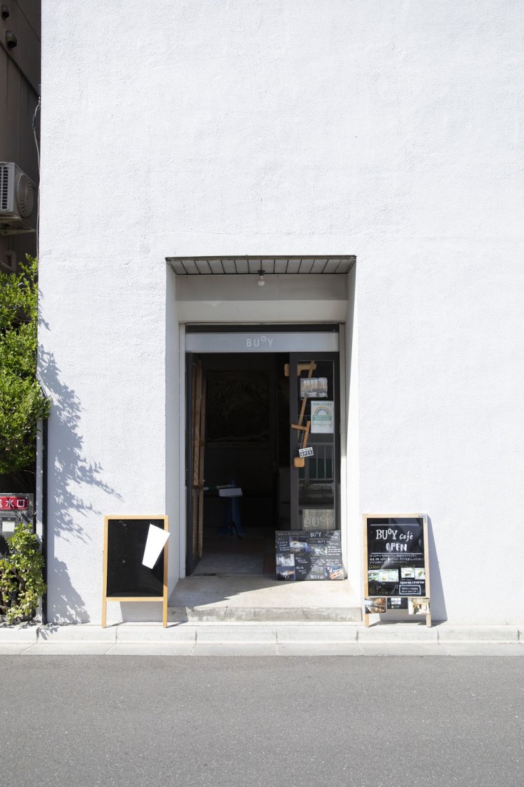 入り口はビルの隅にひっそりと。地下にはサウナ跡地を改修したステージが。