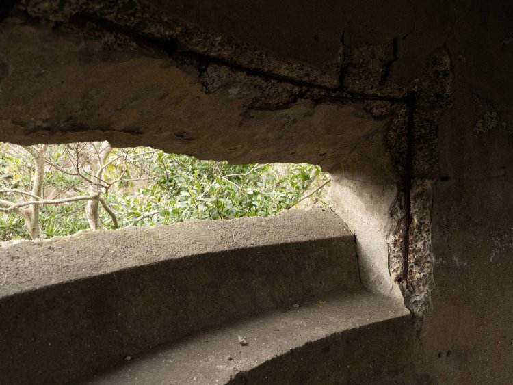 監視窓。遮蔽のためだろうか、窓に近づかなければ視界が開けないほどの小窓であった。