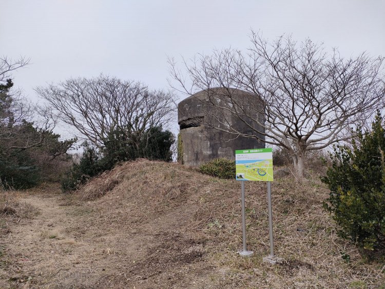 どんどん近づいていくとはっきりと監視所だと分かる。ちゃんと説明板もあった。