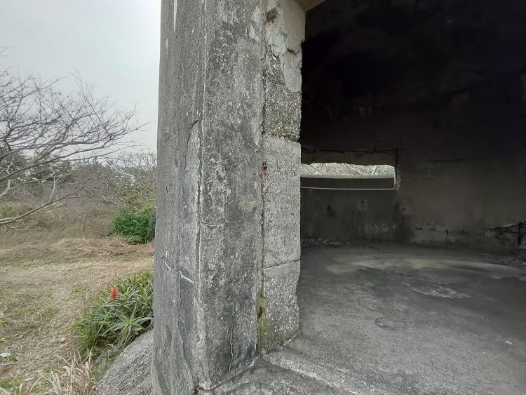 入り口部分。コンクリートの厚さは目測で30cmくらいとかなり分厚い。