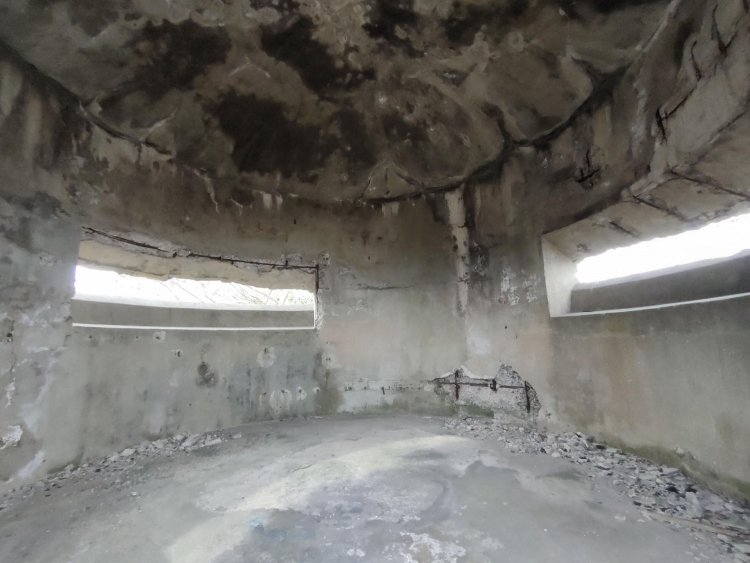 内部。監視窓は南と西へ向いていた。大人10人ほどは入れそうだ。壁が一部崩れかけて鉄筋が露出している。