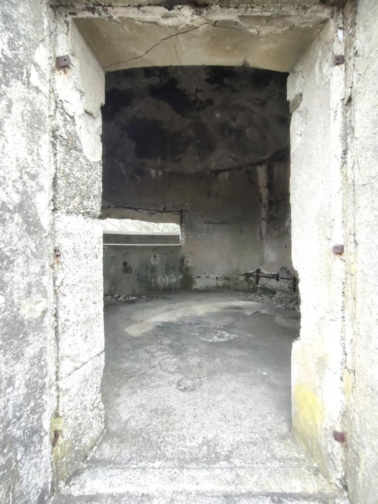 入り口部分。扉のあった痕跡が確認できる。