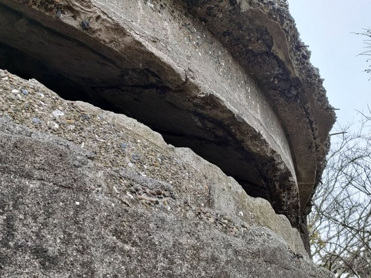 監視窓を外側から。監視所はぐるっと一回りして観察できる。窓枠は劣化が進んでいた。