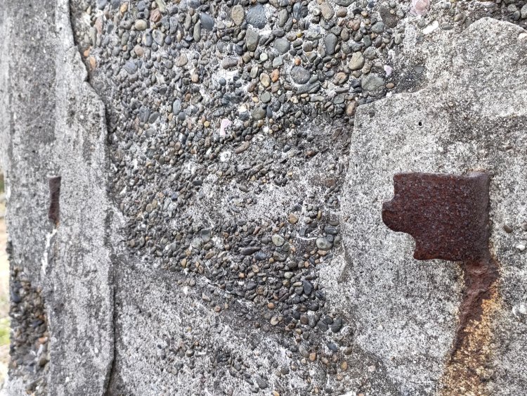 入り口部分のヒンジは扉の蝶番部分であろう。おそらく鉄扉であったと思われる。