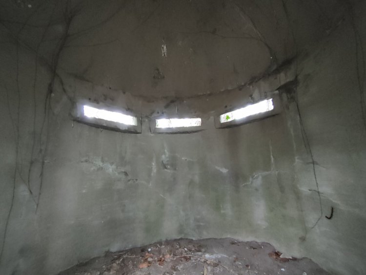 内部は狭い。大人４人が立って窮屈と感じる。内部はがらんどう。