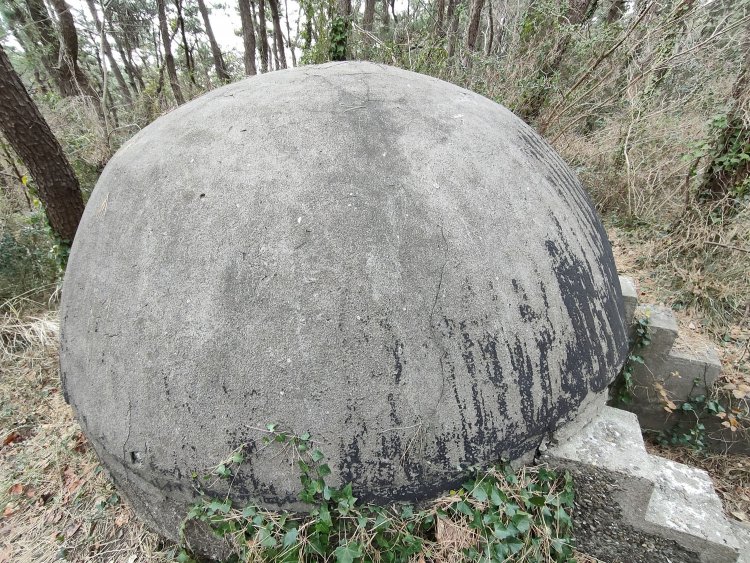 旧ザクと間違えるほどの上部はお椀をひっくり返したほど立派な半円形であった。