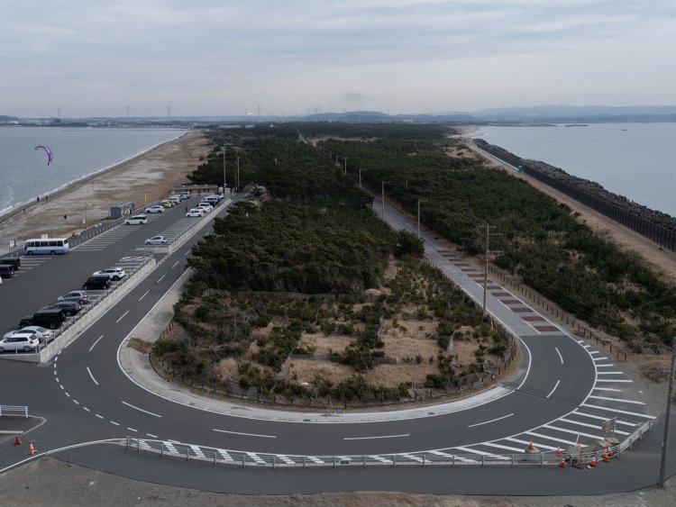 富津岬突端にある「明治百年記念展望塔」から富津岬の全景を見る。奥の松林の中と左の海岸線に今回紹介する遺構が眠っている。