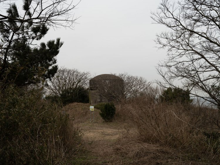 不思議な出会いのあとに小道を進むと……見えてくる！