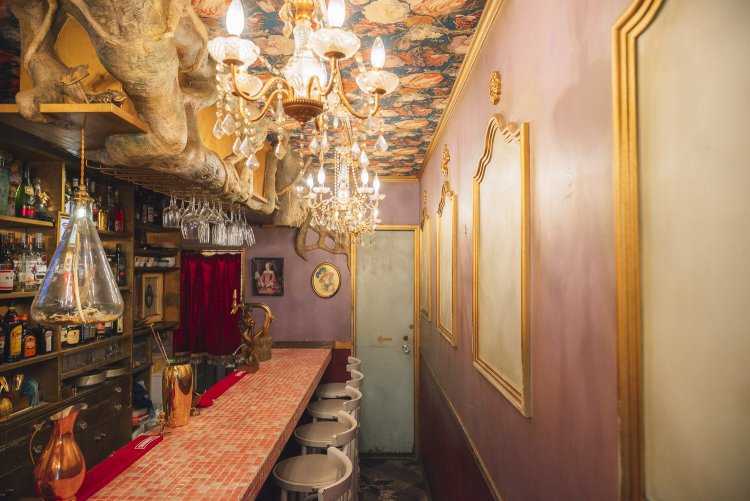 バーカウンターのみ用意された店内は、装飾が華やか。