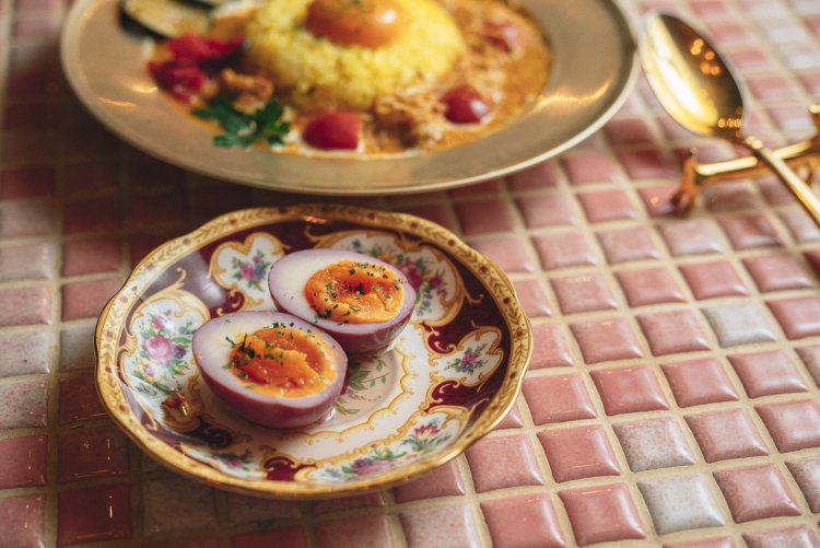 トッピングは、クランベリージュースで漬け込まれた桃色玉子のピクルス200円がおすすめ。