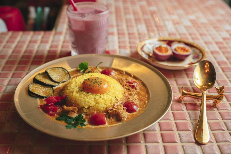 手前が宮殿カリー（ランチタイムはドリンク付き1000円）。写真奥にあるピンク色の宮殿ラッシー（ベリー）は、ランチタイムに＋100円で注文できる。